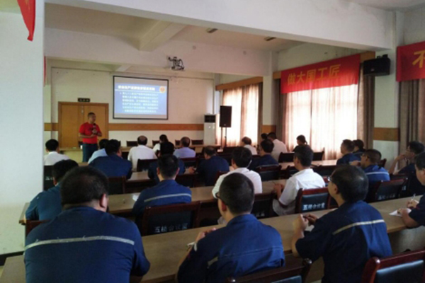 亚新(中国)集团对员工进行安全培训。